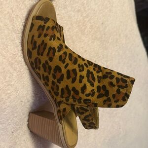 Vera Wang Leopard Print Heels